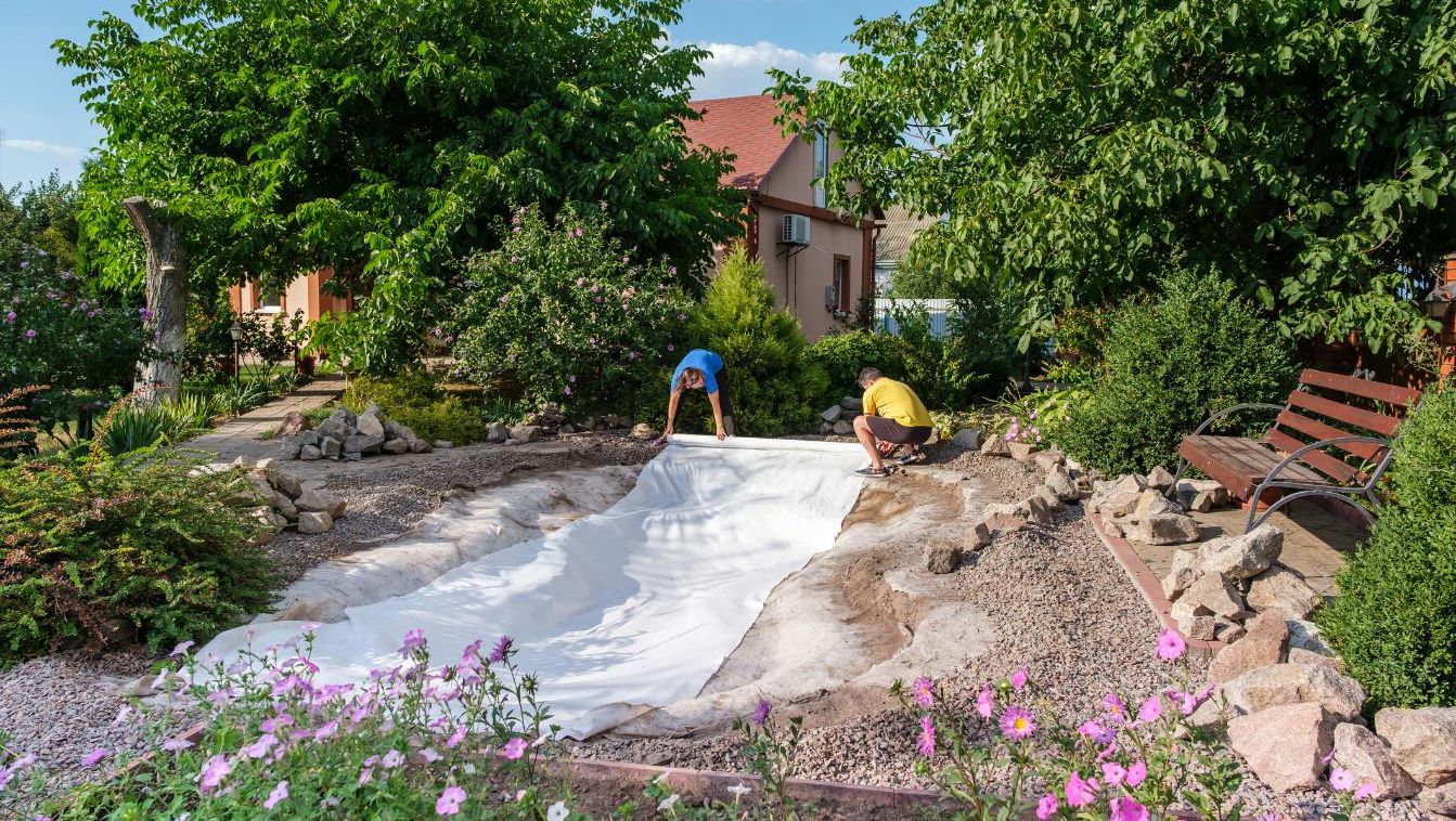 To menn som arbeider med ny dam